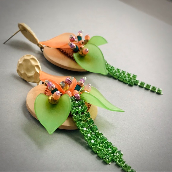 Earrings with a wood floral pendant - Picture 10 of 16